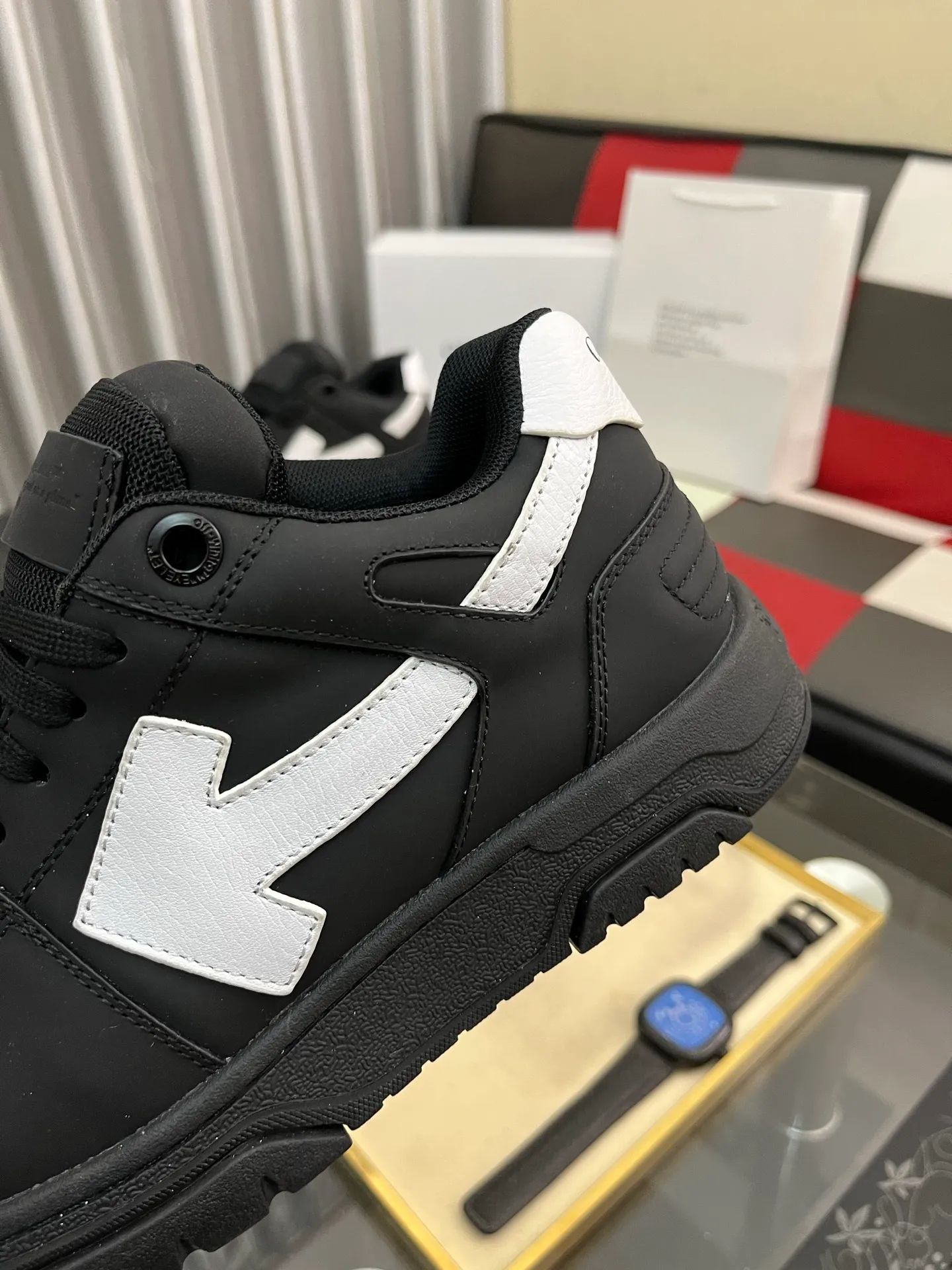 Men's shoes 💰600⌚️⌚️ OFF-White C/O VirGil Abloh fashionable and versatile casual shoes. Exclusive first release of the new model. Made of environmentally friendly cowhide leather and mesh fabric upper material. The insole is embedded with foam cushioning EVA material. The correct midsole is equipped with EVA lightweight cushioning. External tooth nail rubber outsole. The correct accessories can be customized simultaneously. Women's model: 35-40 Men's model: 39-45